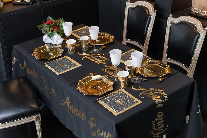 Nappe de table noir avec des étoiles argentées