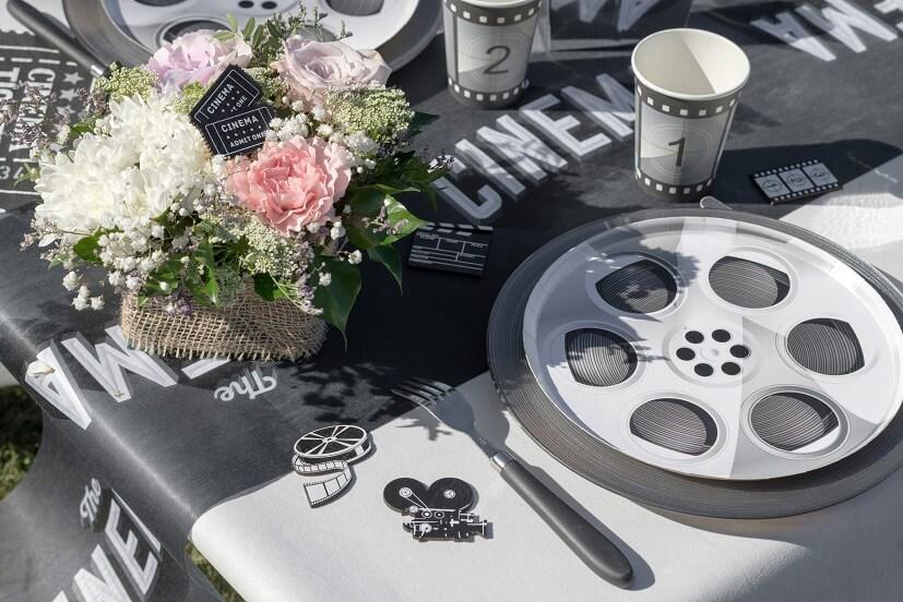 8469 decoration confettis de table cinema en bois