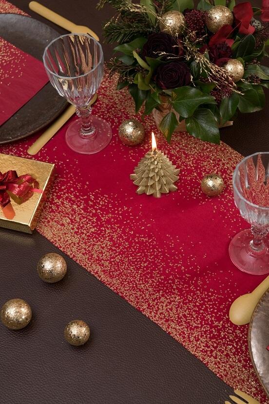 8695 decoration chemin de table velours pluie de confettis rouge et dore or metallique