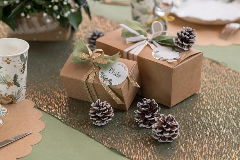 8728 decoration de table noel pomme de pin blanche et marron