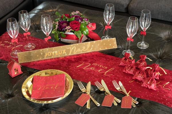Décoration de table en rouge et or.