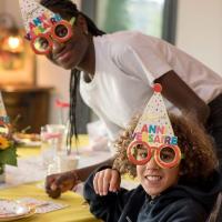 Article de fete enfant avec lunette joyeux anniversaire