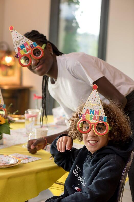 Article de fete enfant avec lunette joyeux anniversaire