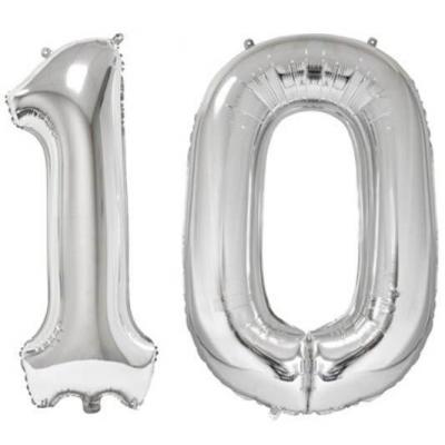 Ballon géant argent chiffre 10 de 86cm pour déco de salle anniversaire élégante.