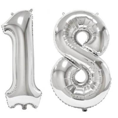 Ballon géant argent chiffre 18 de 86cm pour déco de salle anniversaire élégante.