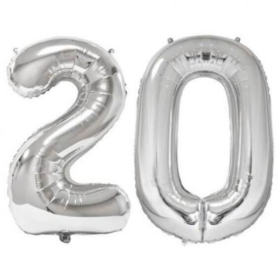 Ballon géant argent chiffre 20 de 86cm pour déco de salle anniversaire élégante.