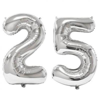 Ballon géant argent chiffre 25 de 86cm pour déco de salle anniversaire élégante.