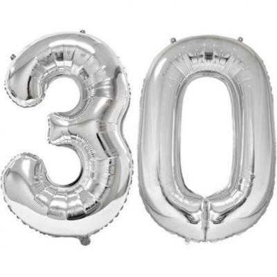 Ballon géant argent chiffre 30 de 86cm pour déco de salle anniversaire élégante.