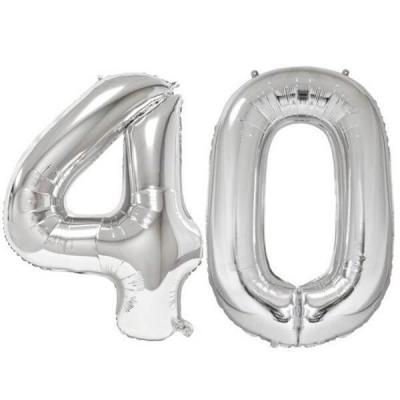 Ballon géant argent chiffre 40 de 86cm pour déco de salle anniversaire élégante.