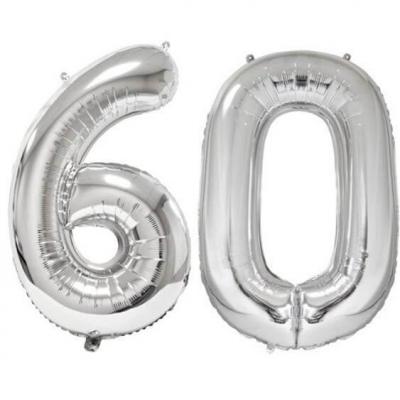 Ballon géant argent chiffre 60 de 86cm pour déco de salle anniversaire élégante.