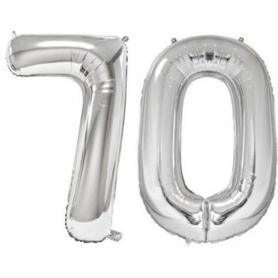 Ballon géant argent chiffre 70 de 86cm pour déco de salle anniversaire élégante.