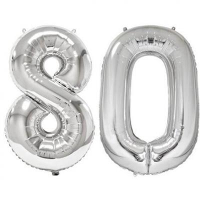 Ballon géant argent chiffre 80 de 86cm pour déco de salle anniversaire élégante.