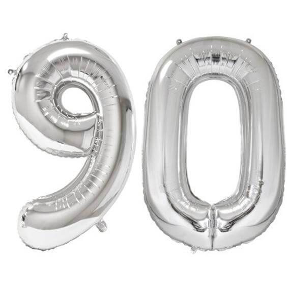 Ballon argent chiffre 90 de 86cm pour déco de salle élégante.