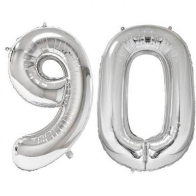 Ballon géant argent chiffre 90 de 86cm pour déco de salle anniversaire élégante.