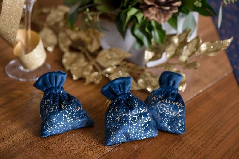 Ballotin de chocolat avec sachet tissu bleu marine et or joyeuses fetes
