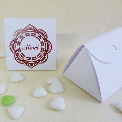 Boite a dragees oriental blanche et bordeaux