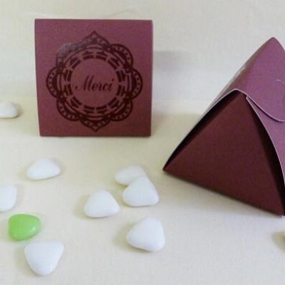 Boite a dragees oriental bordeaux