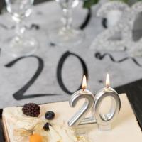 Bougie decorative gateau anniversaire 20 ans argente metallise