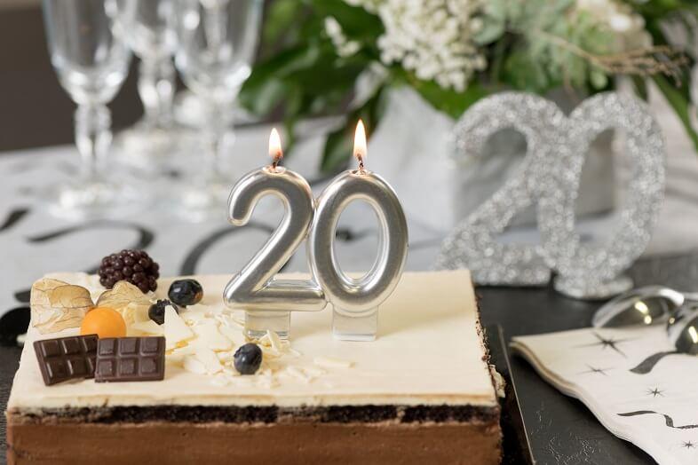 Bougie decorative gateau d anniversaire 20 ans argentee metallisee