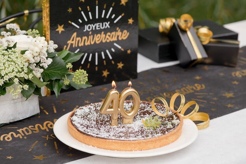 Gâteau D'anniversaire De 40 Ans Avec Bougies Allumées Et Bannière  D'anniversaire De Confettis