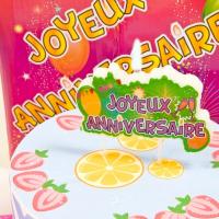 Bougie joyeux anniversaire multicolore sur plaque