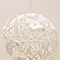 Boule blanche avec fleur