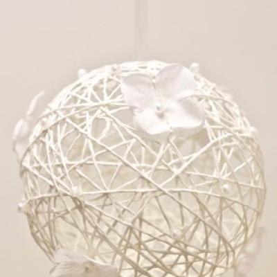 Boule blanche a suspendre pour decoration de salle