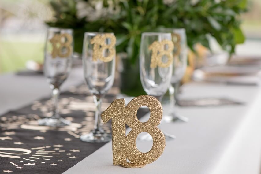 Chemin de table anniversaire blanc et or (x1) REF/5668