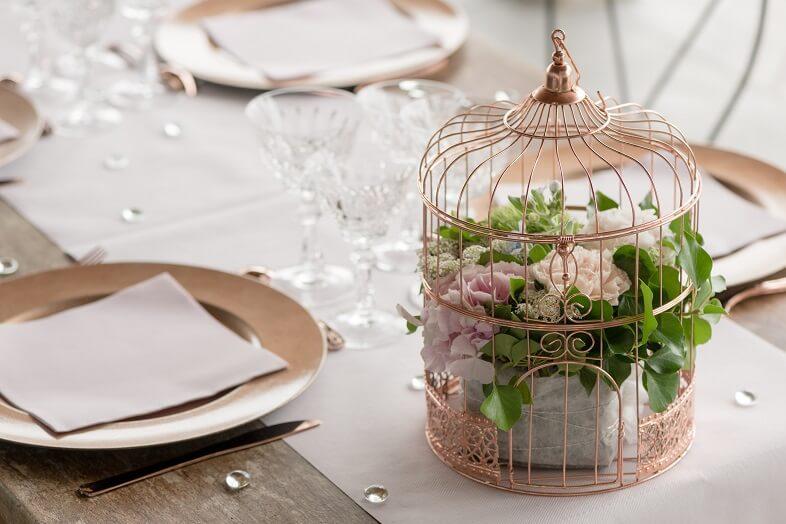 Centre de table avec tirelire urne rose gold metallique mariage