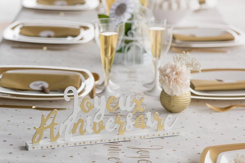 Centre de table lettre joyeux anniversaire bois blanc et or metallique