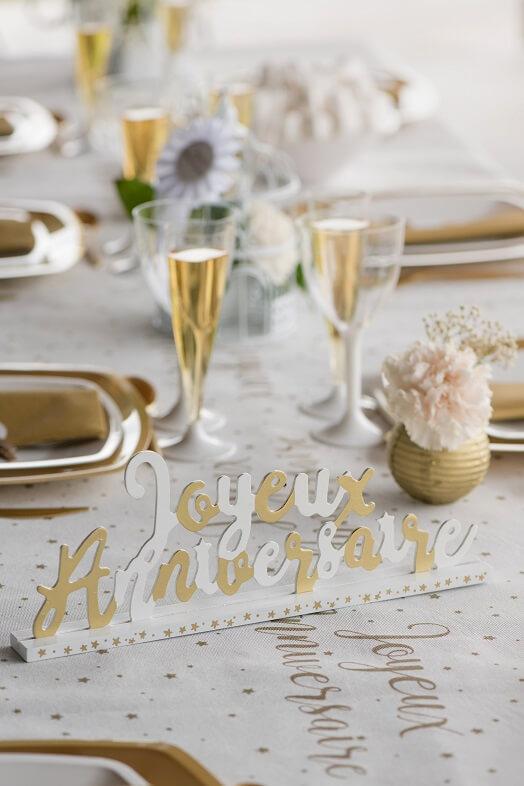 Centre de table lettre joyeux anniversaire en bois blanc et or metallise