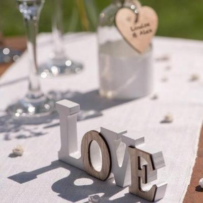 Decoration de table mariage love en bois