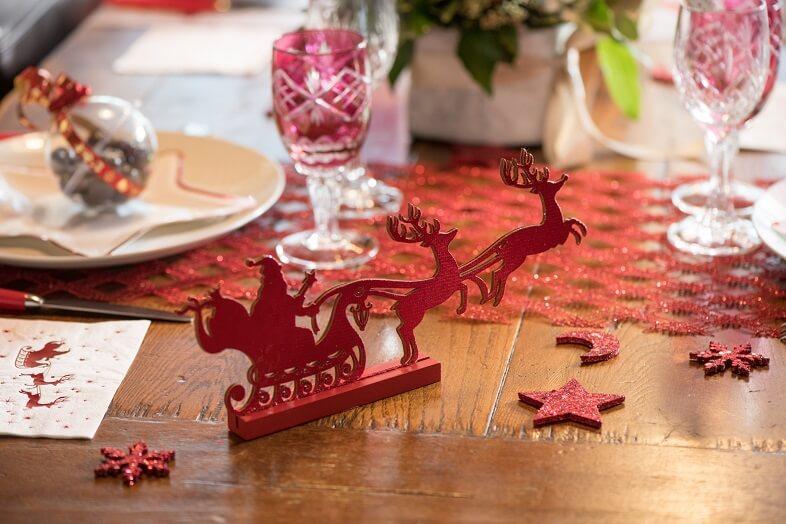 Centre de table rouge traineau du pere noel et ses cerfs