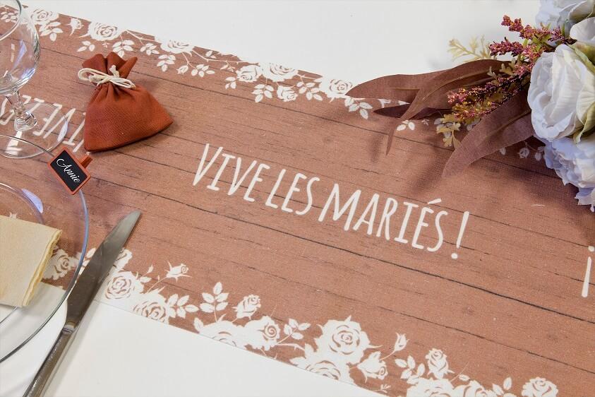 Ch594 chemin de table mariage vive les maries nature champetre bois de rose