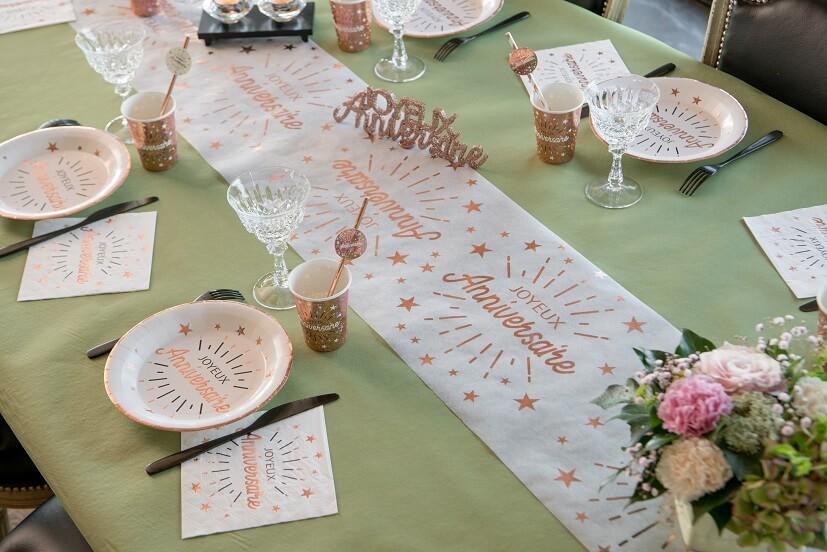 Chemin de table anniversaire blanc et rose gold etincelant metallique