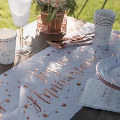 Chemin de table anniversaire blanc et rose gold metallisee