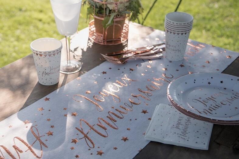 Chemin de table anniversaire blanc et rose gold metallisee