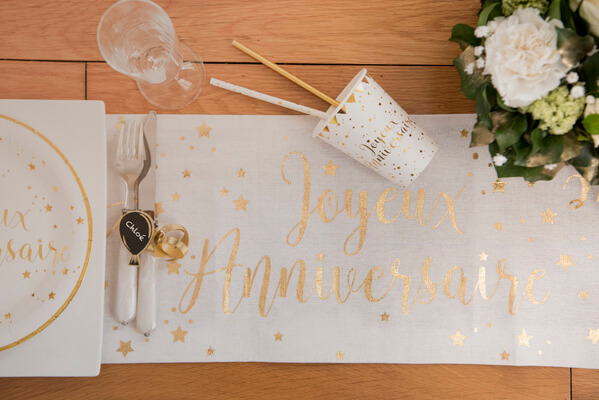 Chemin de table anniversaire or et blanc