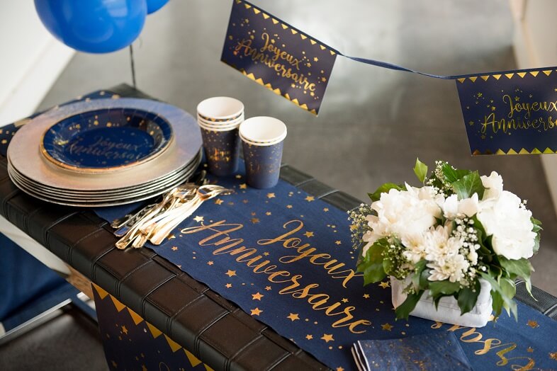 Chemin de table anniversaire or et bleu