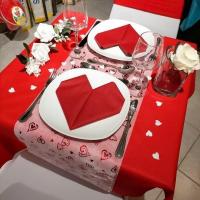 Chemin de table blanc avec coeurs rouge