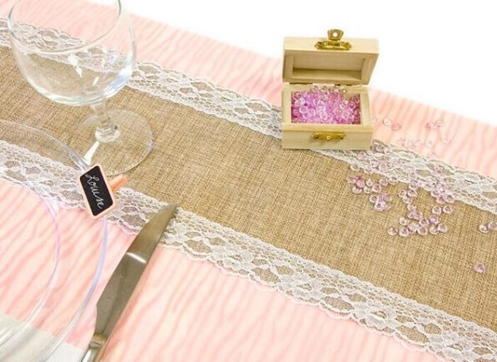 Chemin de table en dentelle rose blush