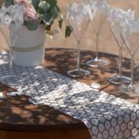Chemin de table elegant fleur blanche pour decoration de mariage