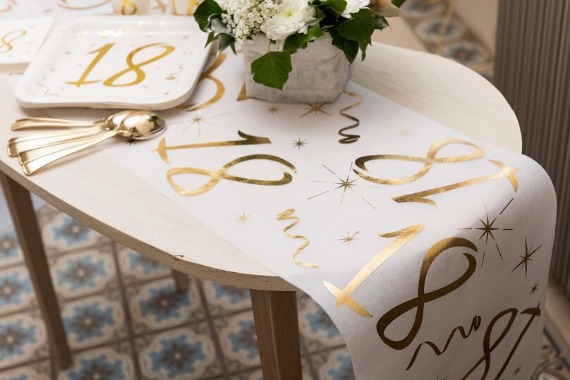 Chemin de table joyeux anniversaire blanc et dore 18ans