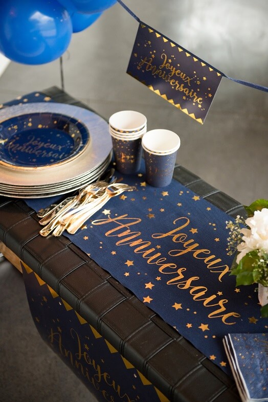 Chemin de table joyeux anniversaire bleu et or