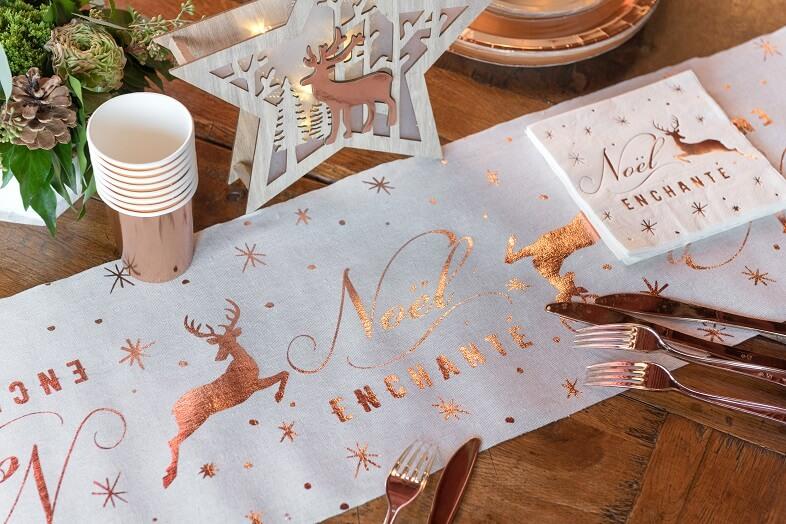 Chemin de table noel enchante avec decoration cerf rose gold