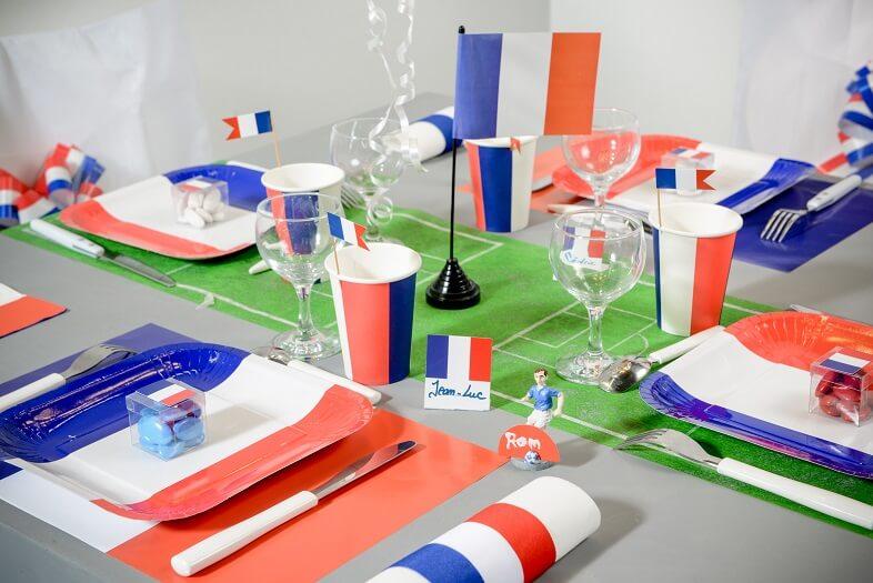 Chemin de table terrain de football vert