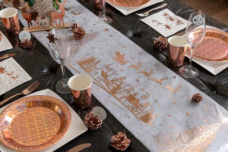 https://www.events-tour.com/medias/images/chemin-de-table-village-de-noel-rose-gold-et-blanc.jpg