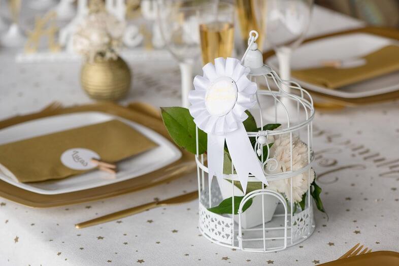 Cocarde blanc joyeux anniversaire dore metallise