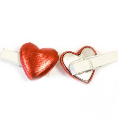 Coeur rouge sur pince