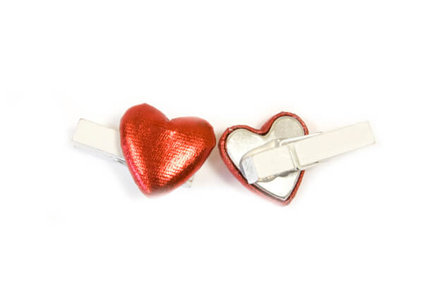 Coeur rouge sur pince